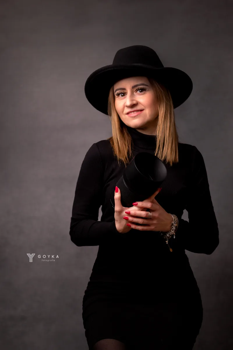 Gosia Dura, fotografka GOYKA, portret w studiu z aparatem