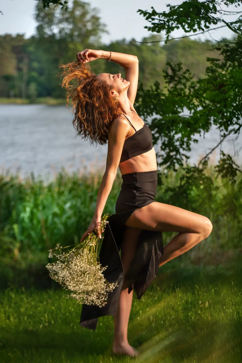 Kobieca sesja sensualna w plenerze nad jeziorem, Wielkopolska