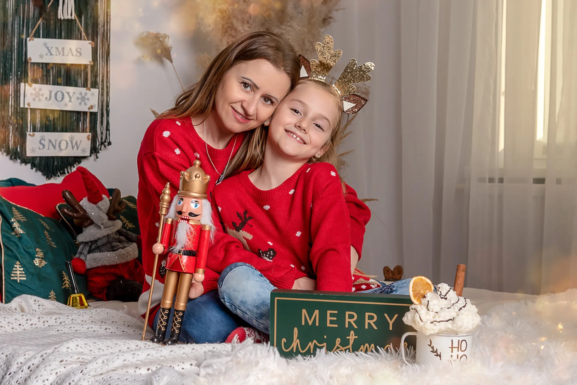 siostry w czerwonych piżamach z napisem Merry Christmas