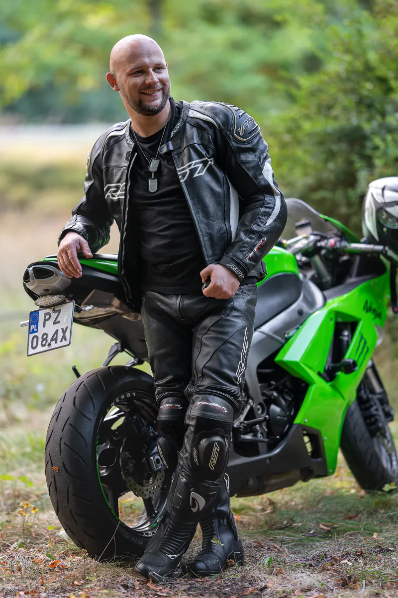 Męska sesja lifestyle - portret z motocyklem