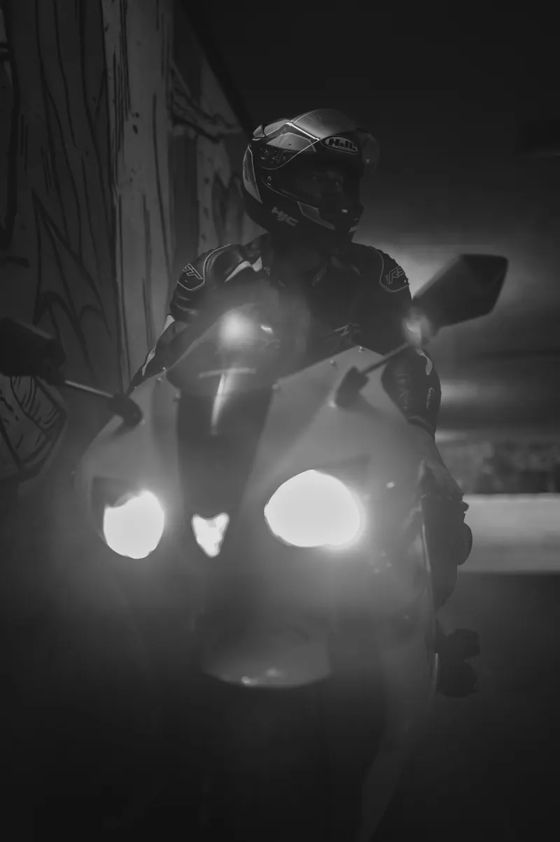 Męska sesja lifestyle z motorem - fotografia Poznań
