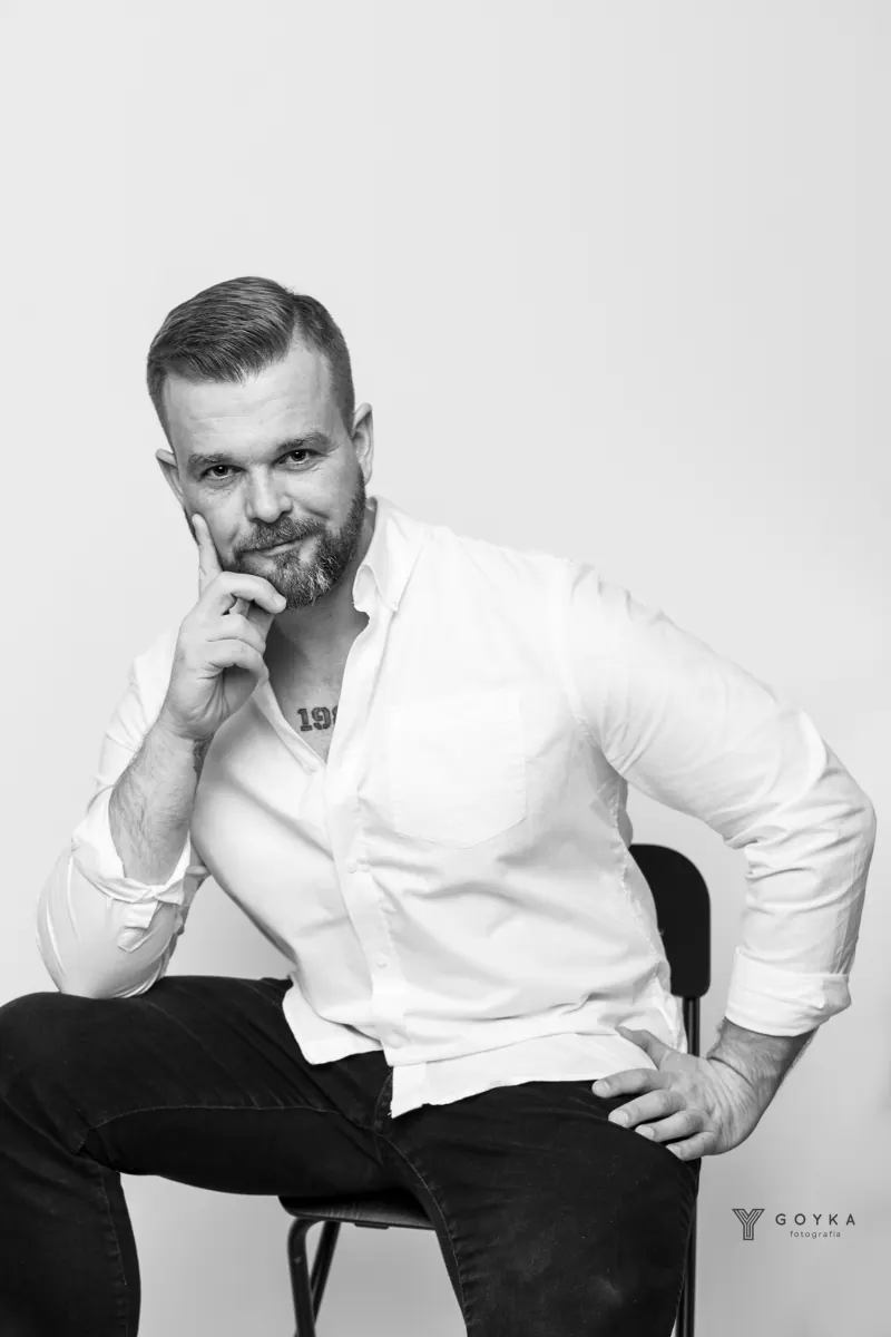 Portret wizerunkowy mężczyzny - sesja studyjna GOYKA